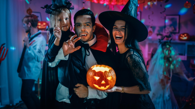 Verkleidete junge Leute feiern Halloween-Party Verkleidete junge Leute feiern Halloween-Party