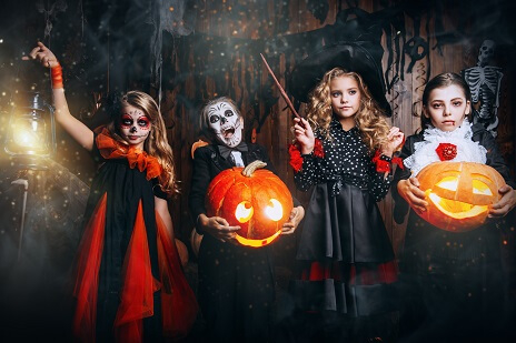 Verkleidete Kinder feiern Halloween Verkleidete Kinder feiern Halloween
