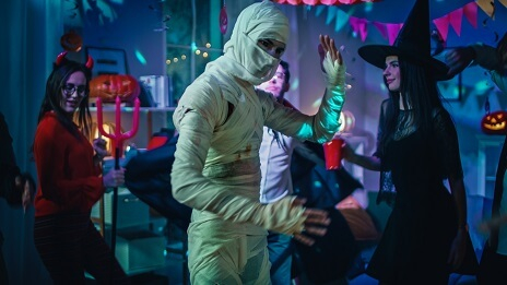 Verkleidete Leute tanzen auf einer Halloween-Party Verkleidete Leute tanzen auf einer Halloween-Party