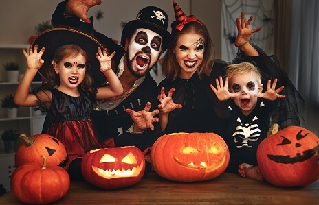 Verkleidete Familie feiert Halloween zu Hause Verkleidete Familie feiert Halloween zu Hause