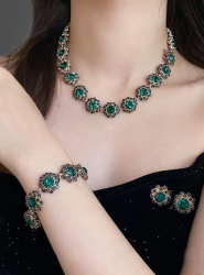 Product image 1 of the product “Elegant Jewellery Set with Rhinestones ”