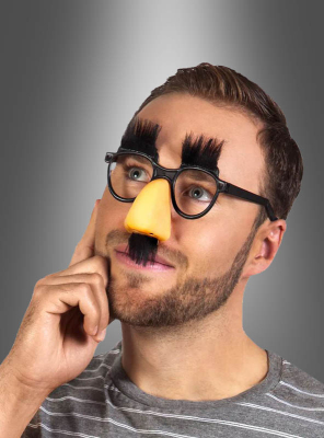 Brillennase mit buschigen Augenbrauen 