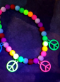 Buntes Hippiearmband mit Peace-Zeichen 